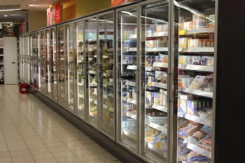 رف تبريد خضروات طازجة محلية